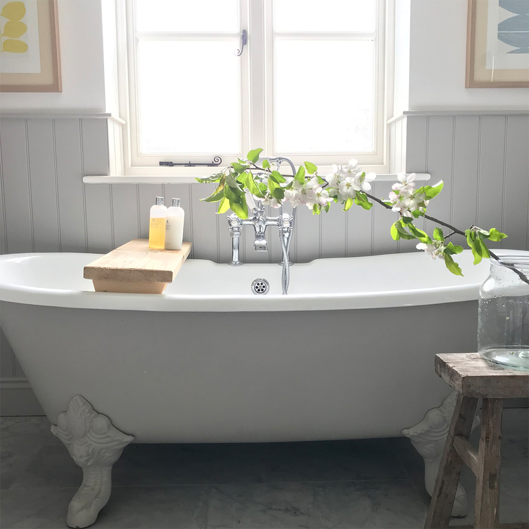 Fresstanding bath in a bathroom image